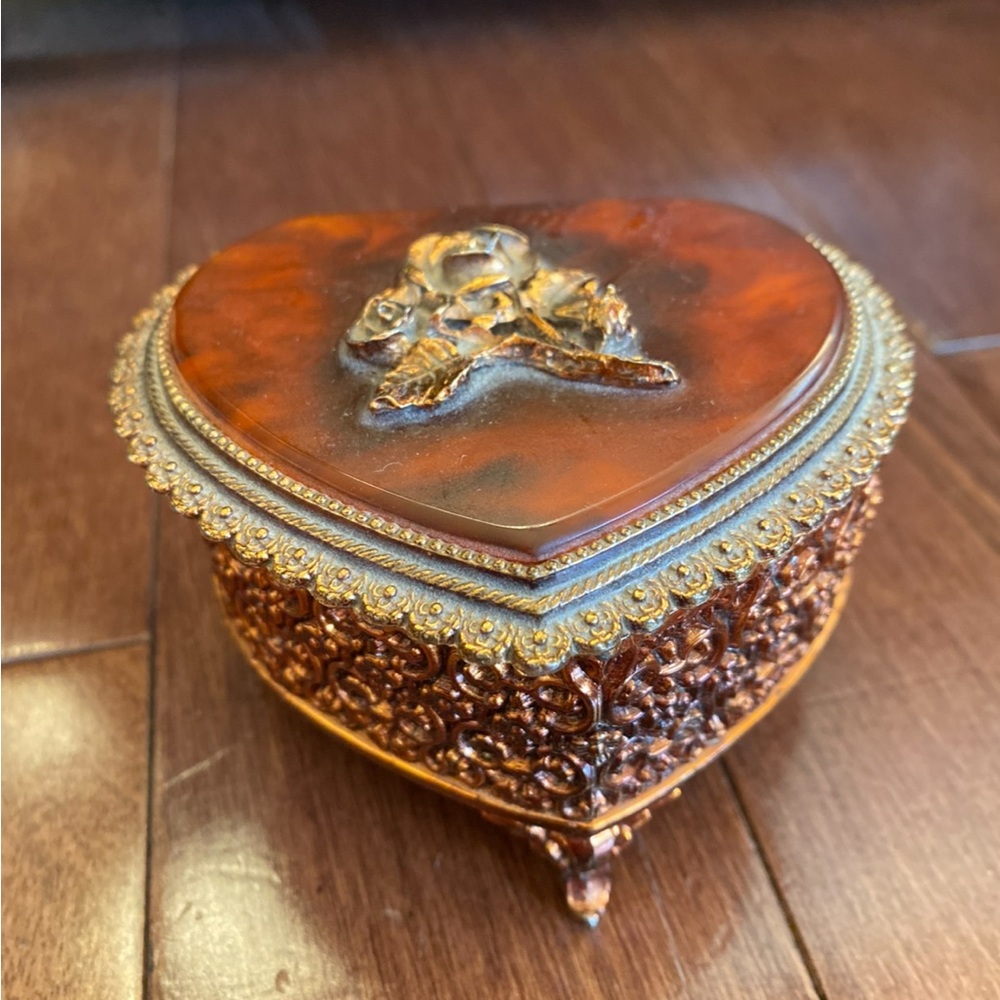 Sankyo Heart Shaped Jewelry Music Box Ornate Jewelry Box Japan. Tested